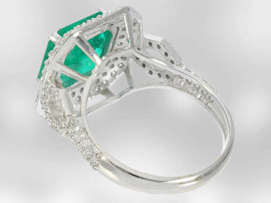 Ring: edler, hochwertiger Smaragdring mit Brillantbesatz, insgesamt ca. 4ct, 14K Weißgold - Foto 4