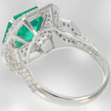 Ring: edler, hochwertiger Smaragdring mit Brillantbesatz, insgesamt ca. 4ct, 14K Weißgold - Foto 4