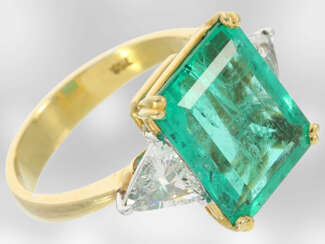 Ring: eleganter, äußerst wertvoller Smaragd/Diamant-Ring aus 18K Gold, Smaragd von ca. 4,5ct, Hofjuwelier Roesner, Originalbox