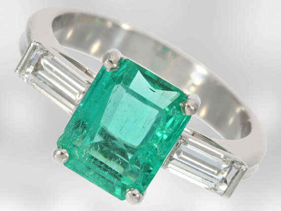 Ring: hochfeiner unikater und sehr hochwertiger Smaragdring mit Diamanten, insgesamt ca. 3,39ct, Platin, Hofjuwelier Roesner, Originalbox - photo 1