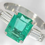 Ring: hochfeiner unikater und sehr hochwertiger Smaragdring mit Diamanten, insgesamt ca. 3,39ct, Platin, Hofjuwelier Roesner, Originalbox - фото 1
