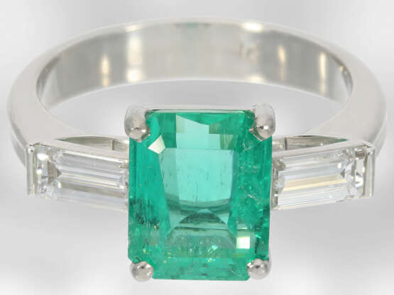 Ring: hochfeiner unikater und sehr hochwertiger Smaragdring mit Diamanten, insgesamt ca. 3,39ct, Platin, Hofjuwelier Roesner, Originalbox - photo 2