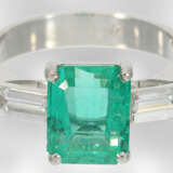 Ring: hochfeiner unikater und sehr hochwertiger Smaragdring mit Diamanten, insgesamt ca. 3,39ct, Platin, Hofjuwelier Roesner, Originalbox - photo 2
