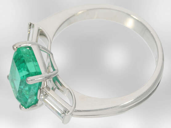 Ring: hochfeiner unikater und sehr hochwertiger Smaragdring mit Diamanten, insgesamt ca. 3,39ct, Platin, Hofjuwelier Roesner, Originalbox - photo 3
