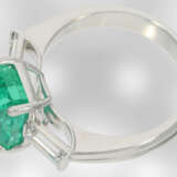 Ring: hochfeiner unikater und sehr hochwertiger Smaragdring mit Diamanten, insgesamt ca. 3,39ct, Platin, Hofjuwelier Roesner, Originalbox - фото 3