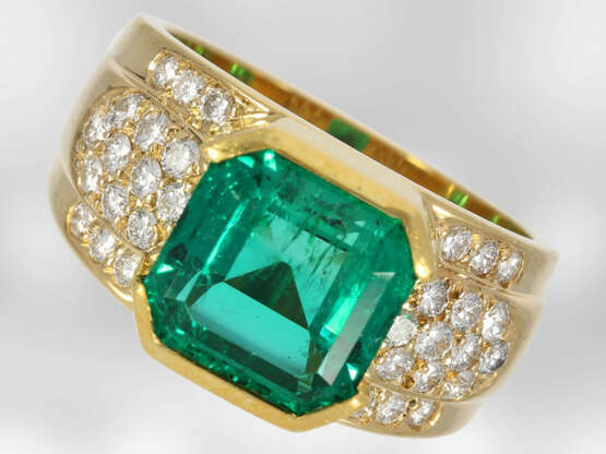 Ring: exklusiver und äußerst hochwertiger Smaragd/Brillantring, hochfeiner Smaragd von ca. 3,97ct, neuwertig, Hofjuwelier Roesner, NP ca. DM 60.000,- - фото 2