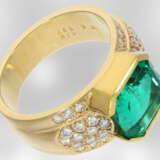 Ring: exklusiver und äußerst hochwertiger Smaragd/Brillantring, hochfeiner Smaragd von ca. 3,97ct, neuwertig, Hofjuwelier Roesner, NP ca. DM 60.000,- - фото 4