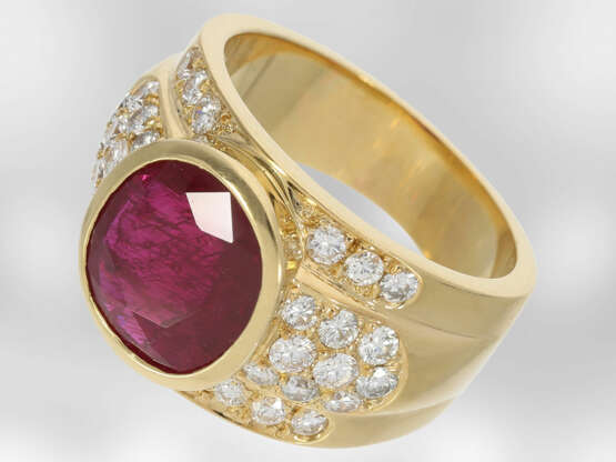 Ring: massiv gefertigter und ehemals sehr teurer Rubin/Brillantring aus 18K Gold, Hofjuwelier Roesner, Jubiläumsanfertigung von 1977 - photo 4