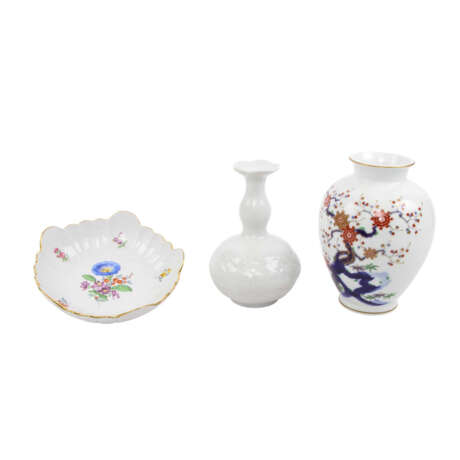 Konvolut 1 Schale und 1 Vase MEISSEN, 1 Vase JAPAN, 20. Jahrhundert: - photo 1