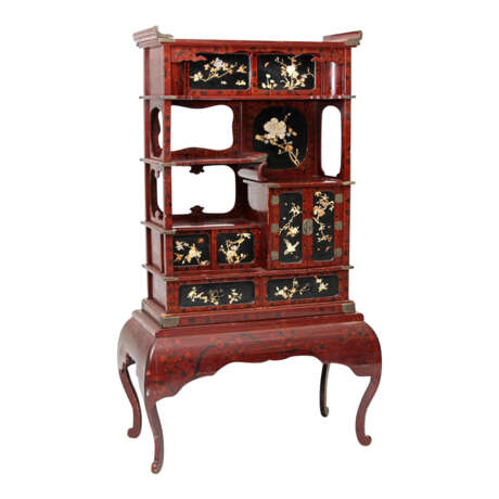 Kabinettschrank im asiatischen Stil, wohl um 1900, Holz lackiert. - Foto 1