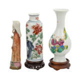 Gruppe von drei Teilen aus Porzellan/Keramik. CHINA und JAPAN. - photo 2