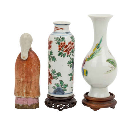 Gruppe von drei Teilen aus Porzellan/Keramik. CHINA und JAPAN. - Foto 3