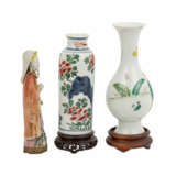 Gruppe von drei Teilen aus Porzellan/Keramik. CHINA und JAPAN. - Foto 4