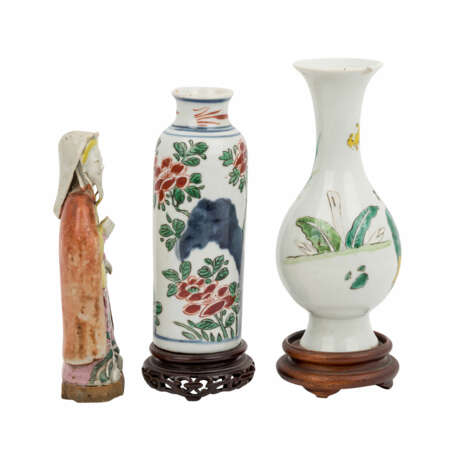 Gruppe von drei Teilen aus Porzellan/Keramik. CHINA und JAPAN. - Foto 4