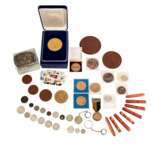 Konvolut aus Medaillen, Münzen & Briefmarken - фото 1