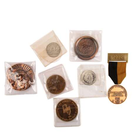 Konvolut aus Medaillen, Münzen & Briefmarken - Foto 4