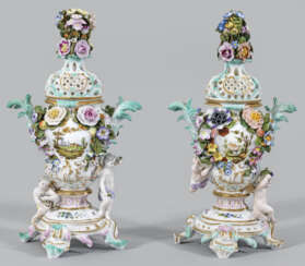 Paar Potpourri-Vasen mit plastischem Blumendekor