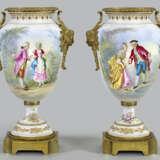 Paar prunkvolle Amphorenvasen mit galanten Szenen - фото 1