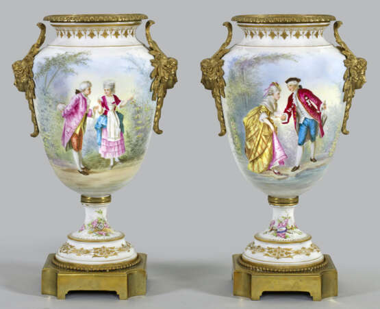 Paar prunkvolle Amphorenvasen mit galanten Szenen - Foto 1