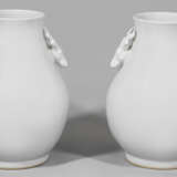 Paar große Blanc de Chine-Vasen mit Hirschköpfen - фото 1