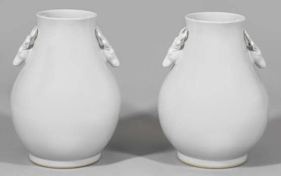 Paar große Blanc de Chine-Vasen mit Hirschköpfen - фото 1