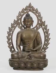 Monumentale Figur des Buddha Shakyamuni