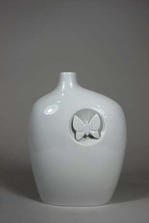 Vase mit Schmetterling - фото 1