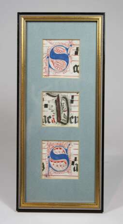 Drei ausgeschnittene aus Pergament Fragmente mit Initialen - фото 1