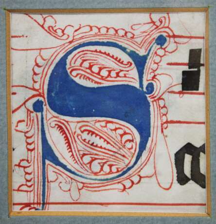 Drei ausgeschnittene aus Pergament Fragmente mit Initialen - фото 2