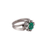 Ring mit Smaragd ca. 0,78 ct, - Foto 2