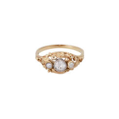 Floral verzierter Ring mit Perlen und Altschliffdiamant