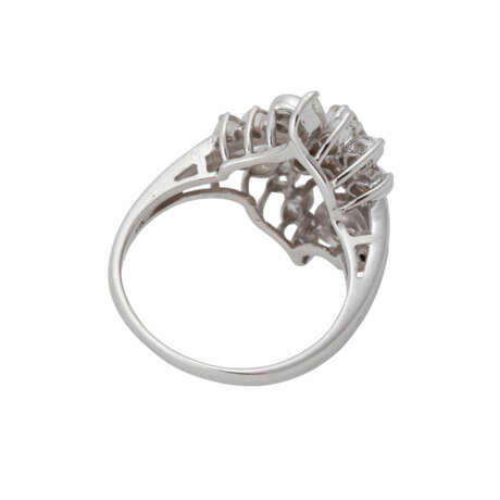 Ring mit Brillanten und Navette-Diamanten zusammen ca. 2,37 ct, - Foto 3