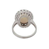 Ring mit weißem Opal und Diamanten - photo 4