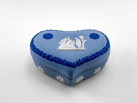 “Jewelry box Wedgwood Hesione. Neo-classicism England biscuit porcelain. 1974-1990 gg.” Wedgwood Porcelain Mixed media 1974 - photo 1