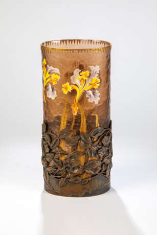 Vase mit Lilie und Metallmontierung - Foto 1