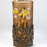 Vase mit Lilie und Metallmontierung - Foto 1