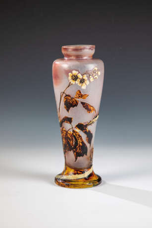 Vase mit blühendem Brombeerzweig - Foto 1