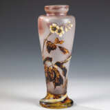 Vase mit blühendem Brombeerzweig - фото 1