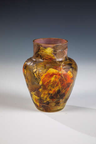 Vase mit Blattzweig und Käfer - photo 1