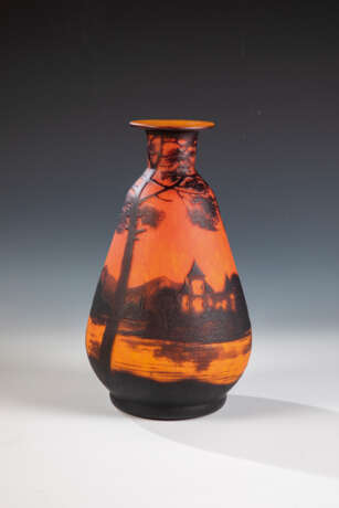 Vase mit Flusslandschaft - Foto 1