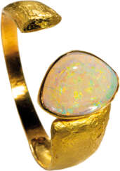 Goldarmreif mit feinem Opal