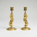 Maison F. Barbedienne. Paar Napoléon III. Kerzenleuchter mit Arabesken-Dekor und Chimären-Figuren - photo 1