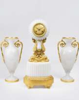 Außergewöhnlich seltene Charles X. Opalin-Bronze-Garnitur mit Pendule und Vasen-Paar