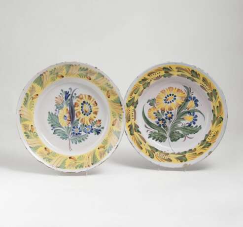 Paar großer Fayence-Platten mit Blumenbouquet - фото 1