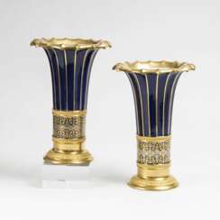 Paar seltener Trompetenvasen mit Arabeskendekor in Gold und Silber