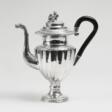 Klassizistische Kaffeekanne mit krönender Putto-Figur - Prix ​​des enchères