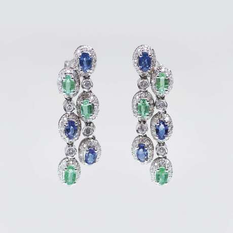 Paar Saphir-Smaragd-Ohrhänger mit Brillanten - photo 1