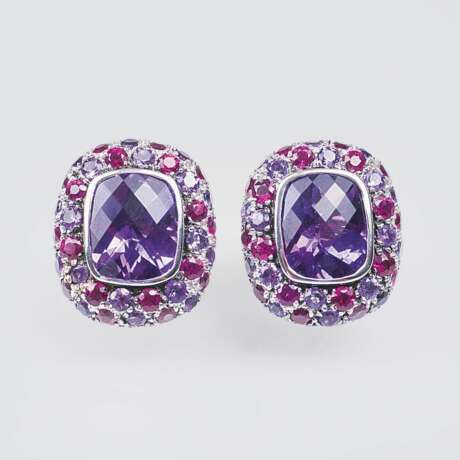 Paar Amethyst-Ohrstecker mit Rubin-Besatz - фото 1