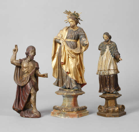 Drei geschnitzte Heiligenfiguren - Foto 1