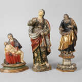 Drei geschnitzte Heiligenfiguren - photo 1